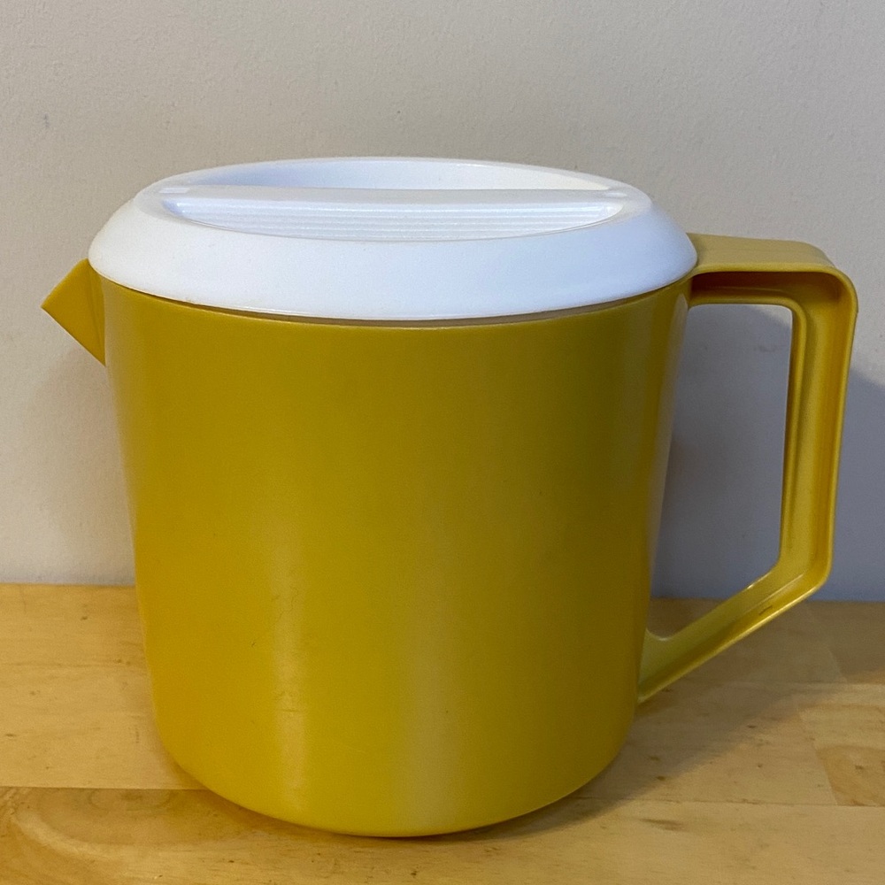 Vintage Rubbermaid Yellow and White Pitcher 1.5 Quarts